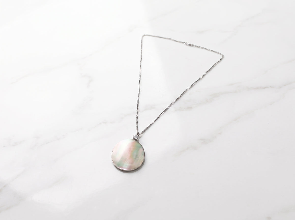 Round shape Mother of Pearl Pendant – Silver plated