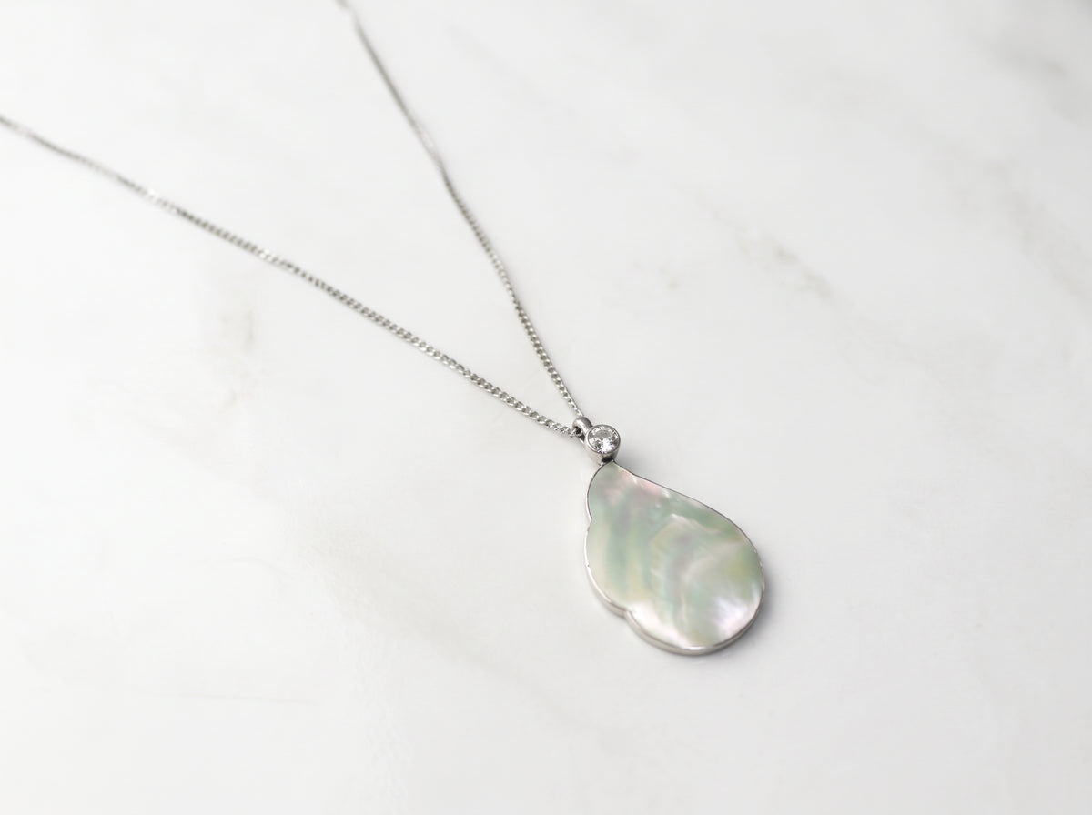 Teardrop Mother of Pearl Pendant – Silver